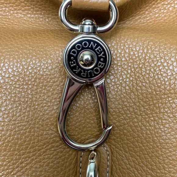 Dooney & Bourke Pebble Logo Lock Large Sac in natural. - Picture 3 of 15